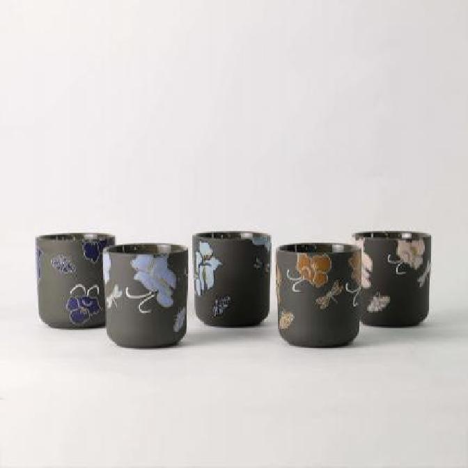 Защо този уникален ръчно рисуван свещник с цветя стана нов любимец в Instagram? Защо този уникален ръчно рисуван свещник с цветя стана нов любимец в Instagram?