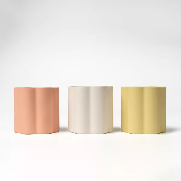 Керамичен свещник с артистичен флорален ръб