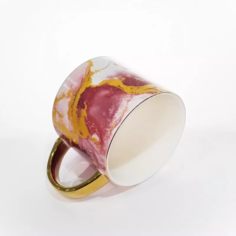 Керамична чаша с елегантна мраморна шарка