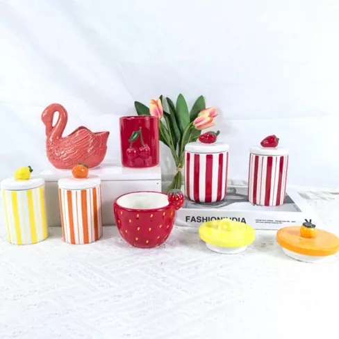 Керамичен държач във формата на цветя и плодове