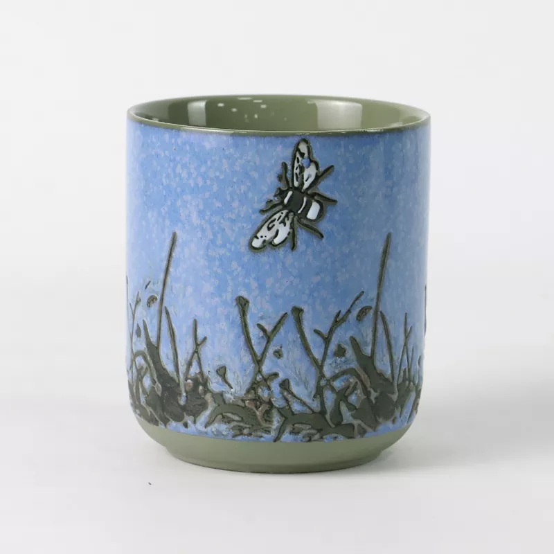 Керамичен свещник с шарки на насекоми