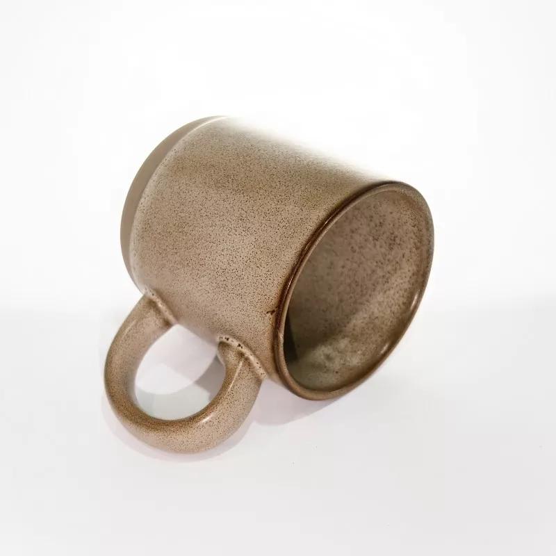 Проста модерна керамична чаша за пътуване